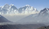 Dans le décor majestueux de la haute vallée du Khumbu, on aperçoit un nuage brun monter de la vallée en fin de matinée, et venir obscurcir le paysage au point de masquer les sommets ! Le phénomène se produit entre mars et avril, c'est à dire dans la saison sèche et ensoleillée qui précède la mousson